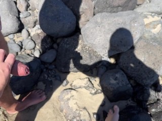 Девушка помогает незнакомцу пописать и трогает пенис на общественном пляже