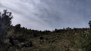 Ik neuk mijn vrouw in het midden van een excursie in de bergen