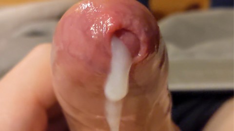 Zbliżenie: Sperma wypływa z mojego napiętego napletka podczas orgazmu