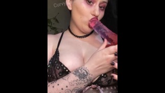 Практика сосания фаллоимитатора и минета