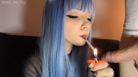 Fumando e chupando pau ao mesmo tempo pela namorada alternativa (vídeo completo em meus 0nlyfans /ManyVids)