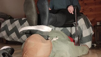 ANBETUNG VON TURNSCHUHEN UND SOCKEN