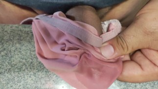 Я мастурбирую и в трусики своей грудастой соседки