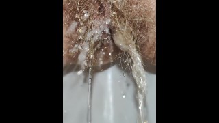 Горячая милфа с волосатой киской размазывает мочу по всему телу крупным планом порно видео