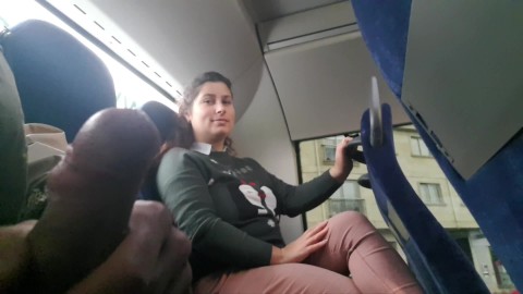 Voyeur verleidt milf om zijn lul te zuigen en af te trekken in de bus