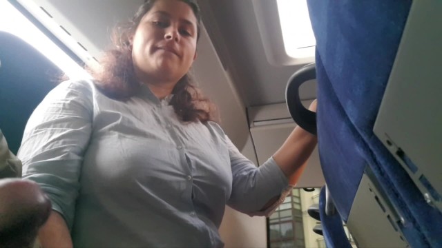 盗撮者がバスの中で熟女を誘惑してペニスをしゃぶってしごく