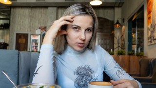 Ferngesteuerter Vibrator in einem öffentlichen, überfüllten Café – Letty Black