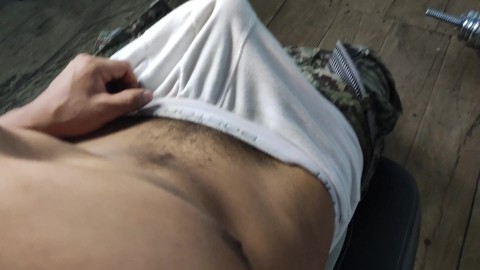 Venendo dall'esercito ha toccato il mio enorme rigonfiamento e mi sono masturbato in mutande