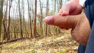 Primer plano masturbándose y corriéndose en medio del bosque