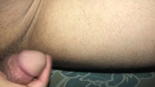 Молодой латиноамериканец один в своей комнате мастурбирует с большим гетеросексуальным членом