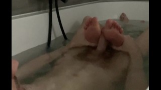 Footjob baignoire avec sillicone jouet pieds