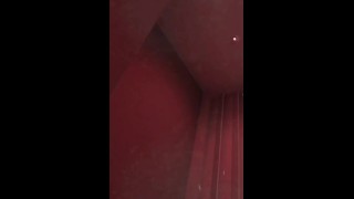 Une salope virtuelle coquine joue avec ses gros seins et sa chatte humide sous la douche
