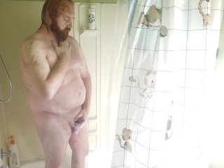 ABDL POV Femboy Sissyは、最後の水で使用される嫌なルームメイトに素敵な長い熱いシャワーを浴びせます