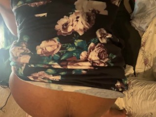 他妈的机器他妈的黑色变装者屁股与白色假阳具的 POV