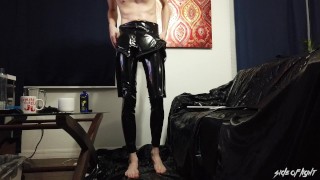 Het aantrekken van een fullbody latex trans catsuit