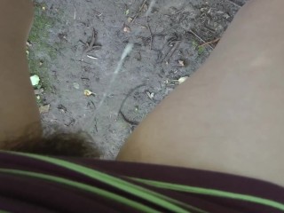 用我的小便标记森林小径