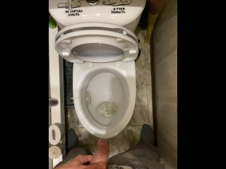 De Man Piste Heel Luid in Het Toilet POV 4K