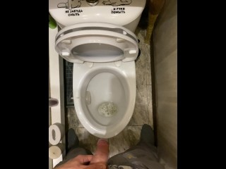 男はトイレで非常に大声で小便をしました POV 4K