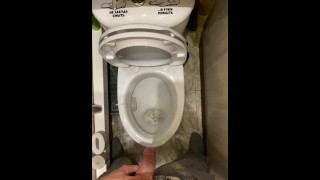 De man piste heel luid in het toilet POV 4K
