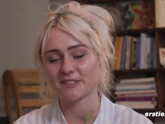 Ersties - Blondine Hally steckt sich beim Malen den Pinsel in ihre Muschi