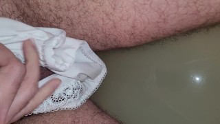 Masturbando com a calcinha da minha esposa