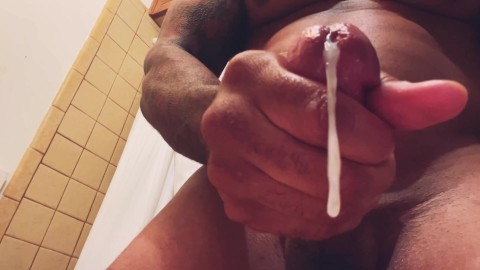 Pretty Dick vide une charge chaude avant la douche💦🥛😍