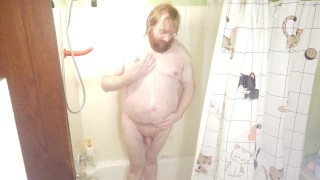 Little Sissy Sub Wears Care Bear Corset et pose et danse dans la baignoire Sexy Golden Shower POV HD