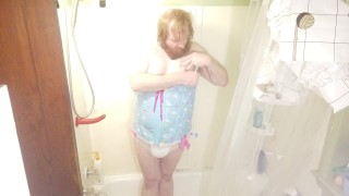 Sexy Kleine Sub Sissy gebruikt al het Hot water in het appartement Sorry Kamergenoten het voelt gewoon te goed