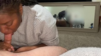 Ebenholz MILF Saugt Weißer Schwanz In G-String