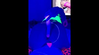 Esticando minha bunda com um enorme vibrador de 18 polegadas. Bebê rave neon se masturba depois da festa