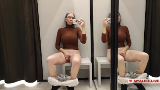Onani i et fitting room i et indkøbscenter. Jeg prøver gennemsigtigt tøj på