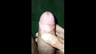 Punheta no campo de golfe com gozada no buraco