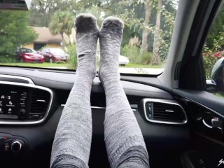 Grey Sokken in De SUV