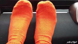 Oranje sokken in de SUV