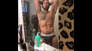 Flexionando los músculos en el baño y masturbándose - VIKTOR ROM -