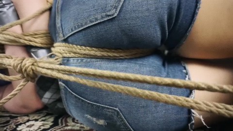 Elise se contorcendo na corda