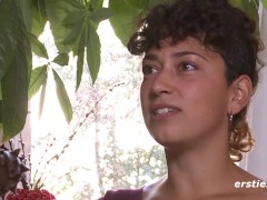 Ersties - Lexi masturbiert erst zart, dann hart