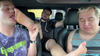 Поездка на машине превращается в секс втроем с вылизыванием ног и поклонением