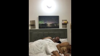 Я в спальне своего парня, бужу его, снимаю рубашку, он целует меня в шею и трахает мою киску