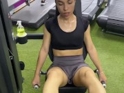 Preview 4 of Sexig tjej tränar på gymmet med sin mycket provocerande kjol