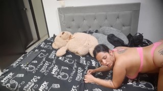 Eu fodo a meia-irmã da minha melhor amiga de quatro no quarto dela