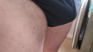 Писание на кухне в воскресенье днем, шлепок по заднице и сексуальная спина в зеркале