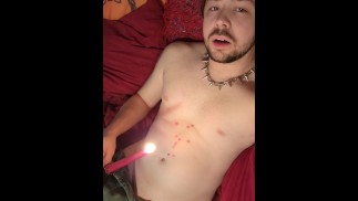 Gemendo enquanto despejo Hot cera de vela vermelha por todo o meu corpo