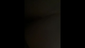 热辣的妻子在秘密的黑暗房间里呻吟