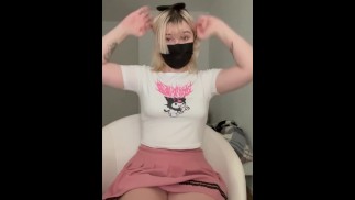 长着猫耳朵的小可爱脱下裙子。