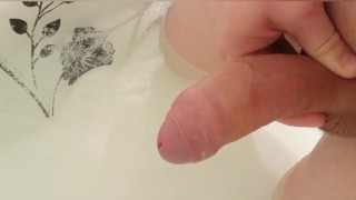 El se masturba solo en la ducha