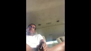 Acariciando dos nueces en el estacionamiento de Walmart | MIRA EL VIDEO COMPLETO EN ONLYFANS