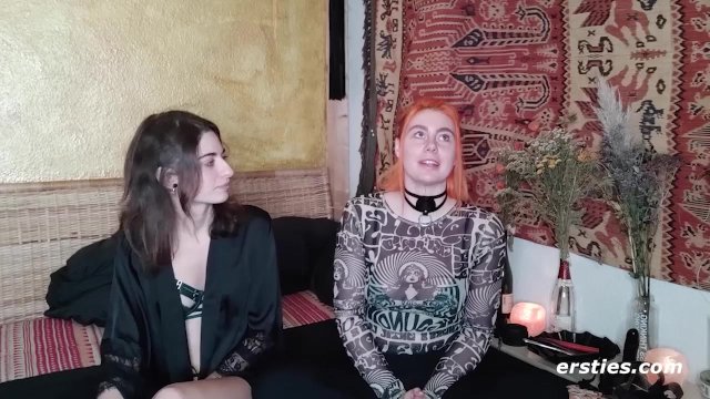 Ersties - Lesbische BDSM-Erfahrung mit Zora und Desiree