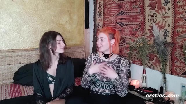 Ersties - Lesbische BDSM-Erfahrung mit Zora und Desiree