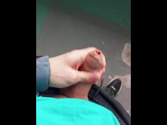 Парень дрочит в подьезде ч.2
